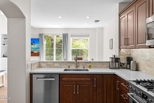 Detail Gallery Image 11 of 46 For 596 Fenwick Way #C,  Simi Valley,  CA 93065 - 3 Beds | 2/1 Baths