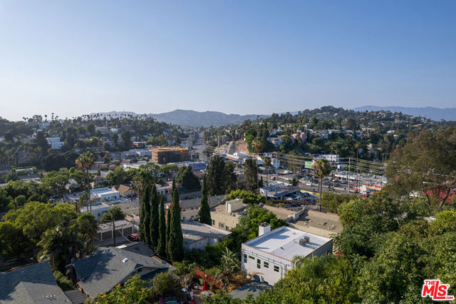 841 N La Fayette Park Place, Los Angeles CA: https://media.crmls.org/mediaz/87763e02-b3a8-41fe-bcbd-609a42e418a1.jpg