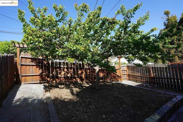 6084 Monterey AVE, Richmond CA: https://media.crmls.org/mediaz/87763e73-2619-4f20-8b39-87b59aa0c820.jpg