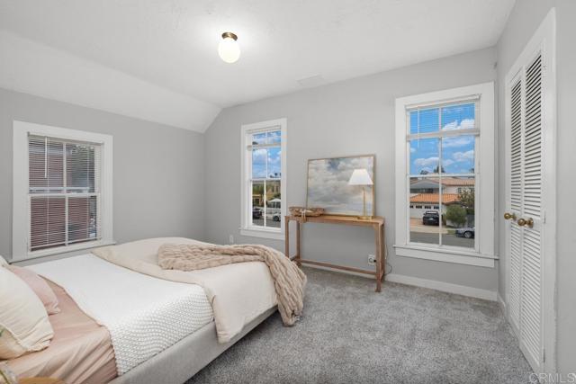 131 H Avenue, Coronado CA: https://media.crmls.org/mediaz/8777576e-85f6-4d36-9b09-dcecd45ac580.jpg