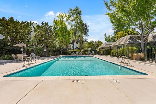 21 Willow Road, Menlo Park CA: https://media.crmls.org/mediaz/87777247-857f-49c6-87f5-3f6b94d746d2.jpg
