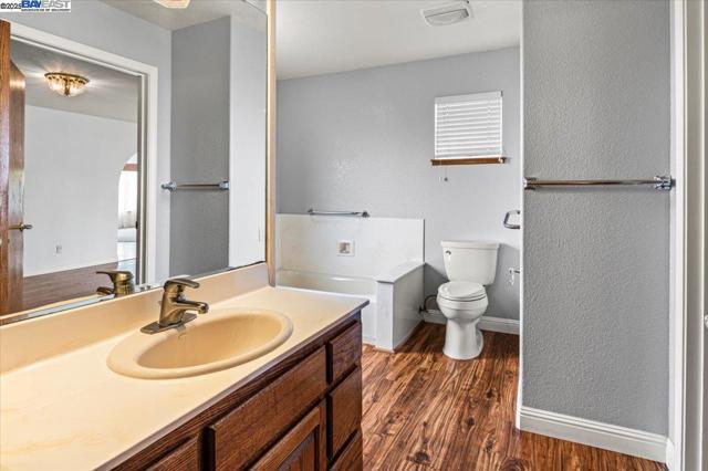 4095 Robin Ln, Castro Valley CA: https://media.crmls.org/mediaz/8778201d-55ec-40a9-adf5-b2698a6896f2.jpg