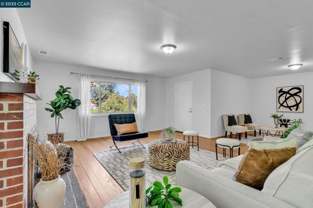 280 Sierra Dr, Walnut Creek CA: https://media.crmls.org/mediaz/877861c4-ed23-4b34-921c-e782dbadccd7.jpg