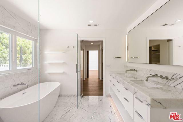 7676 Coldwater Canyon Court, North Hollywood CA: https://media.crmls.org/mediaz/87786a0d-a4d8-4450-97b7-b5186991feec.jpg