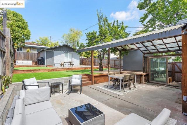 3148 Sylvan Ave, Oakland CA: https://media.crmls.org/mediaz/877a65d9-621f-4192-8c90-bc40e7eaa208.jpg