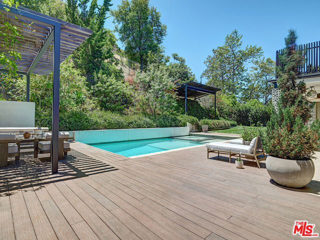 8674 Edwin Drive, Los Angeles CA: https://media.crmls.org/mediaz/877b033f-82ba-4953-bcab-d35fea12d993.jpg