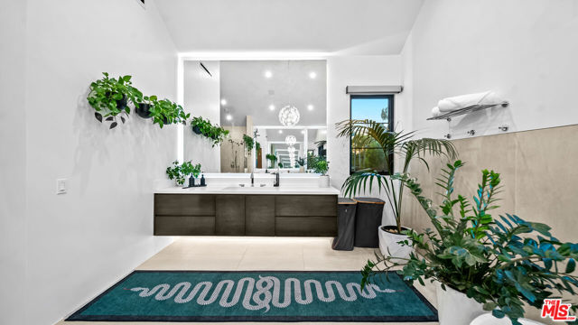 18762 Wells Drive, Tarzana CA: https://media.crmls.org/mediaz/877b4d76-2ae6-4bc2-a231-2c09987eeb90.jpg