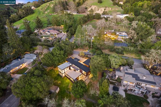 2 Crane Ct, Orinda CA: https://media.crmls.org/mediaz/877c52be-3405-482f-847f-0a3c8ae44f28.jpg