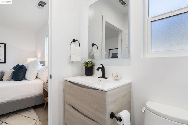 1026 43rd St, Emeryville CA: https://media.crmls.org/mediaz/877d7501-f247-4ddd-82f1-853c4aea4c2d.jpg