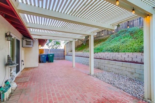 444 Victoria Place, Vista CA: https://media.crmls.org/mediaz/877d8c96-342e-413e-80de-9313529aa8b9.jpg
