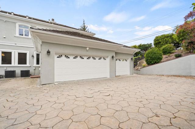 1535 Lakeview Drive, Hillsborough CA: https://media.crmls.org/mediaz/877dcc60-1cc6-467b-ac1e-3dd2bd2041a9.jpg