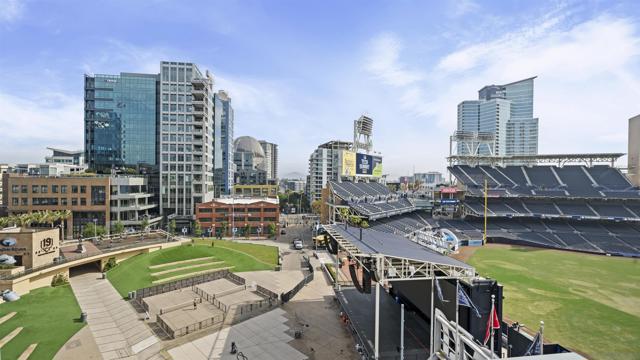 325 7Th Ave, San Diego CA: https://media.crmls.org/mediaz/877e9b45-aed7-4524-9570-92b55af7ff3f.jpg