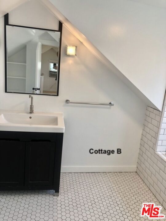 421 Grand Boulevard, Venice CA: https://media.crmls.org/mediaz/877ef141-8be2-4e9b-b077-a4180394fc89.jpg