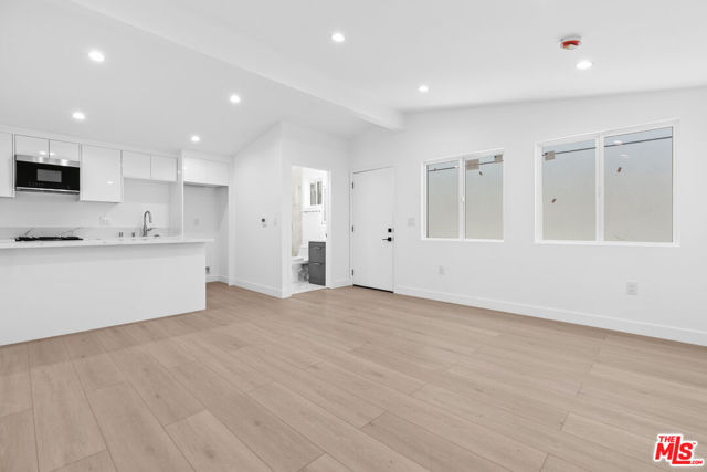 10943 Christine Way, Tujunga CA: https://media.crmls.org/mediaz/877f9201-43dc-4fbc-be29-8ac11039dc68.jpg