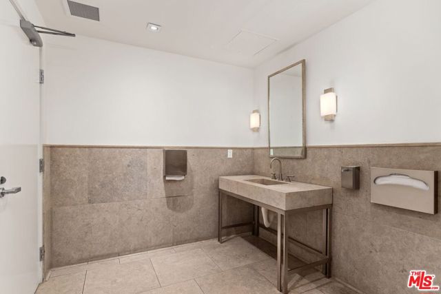 1440 Veteran Avenue, Los Angeles CA: https://media.crmls.org/mediaz/87807b28-440d-40dc-b647-8ec956fa37e7.jpg