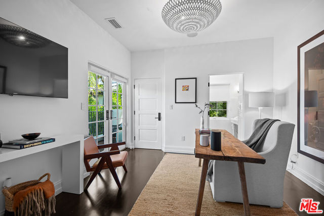 9928 Toluca Lake Avenue, Toluca Lake CA: https://media.crmls.org/mediaz/8782011a-7eff-4a77-85bb-772da8ad5b02.jpg