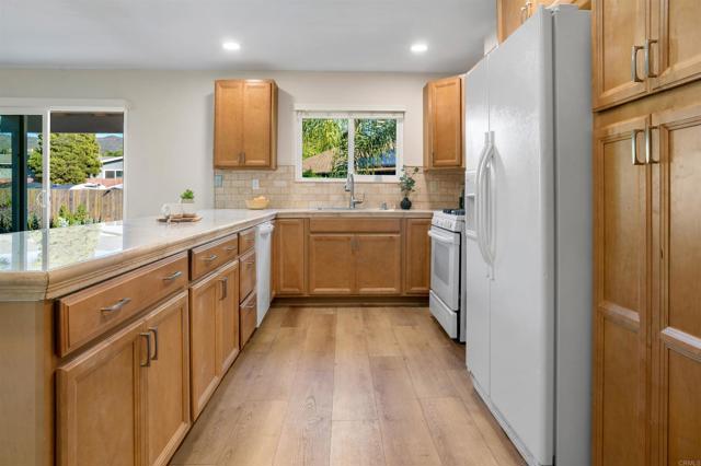 Detail Gallery Image 11 of 28 For 1227 Dolphin Cir, Vista,  CA 92084 - 4 Beds | 2 Baths