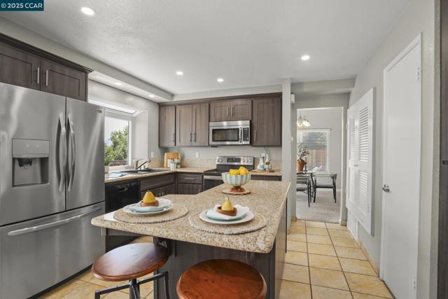 2132 Rock Pass Pl, Martinez CA: https://media.crmls.org/mediaz/87846f42-ab98-4c8e-971f-1f0972074071.jpg