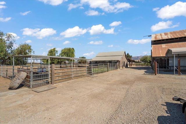 2675 Pacheco Pass Highway, Gilroy CA: https://media.crmls.org/mediaz/87859dd0-65e6-4e68-98e3-759c2292be94.jpg