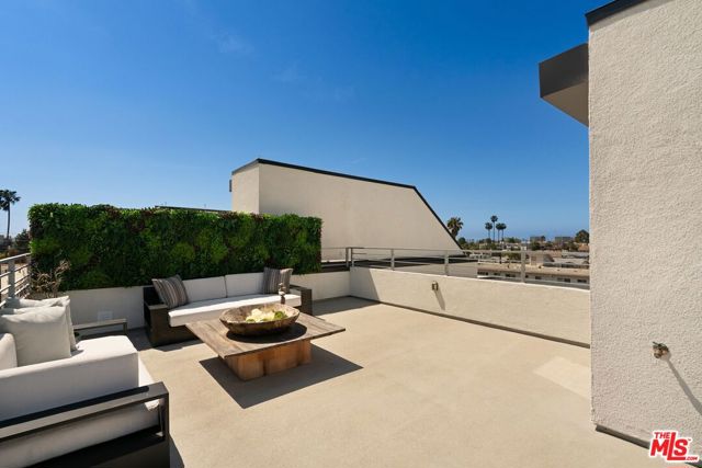 12614 Venice Boulevard, Los Angeles CA: https://media.crmls.org/mediaz/87860e27-2acc-40be-a8f6-c66dca13f235.jpg