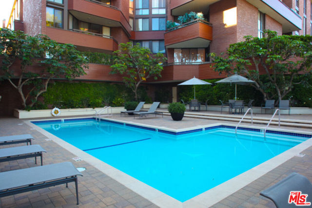 300 N Swall Drive, Beverly Hills CA: https://media.crmls.org/mediaz/8788d7c9-eeb1-45c9-bb66-3a0e6849c88b.jpg