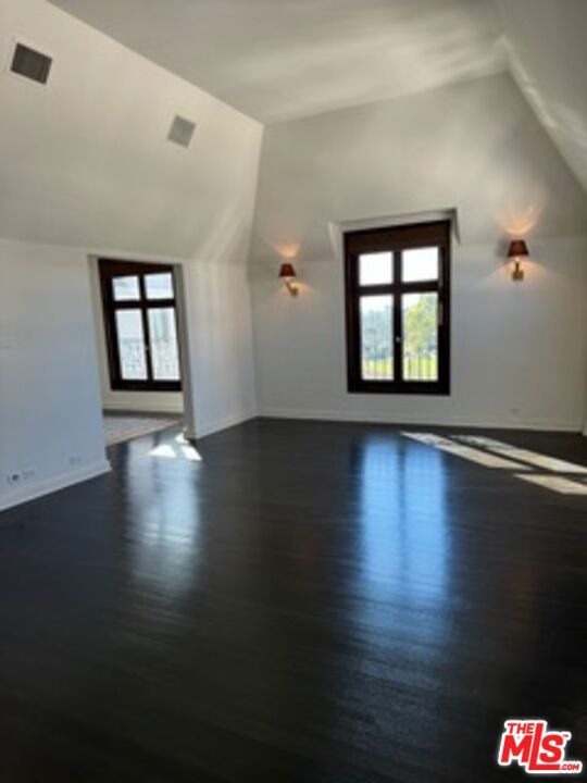 316 N Rossmore Avenue, Los Angeles CA: https://media.crmls.org/mediaz/8788e92c-c3a6-4d51-a3bd-c02f2369914c.jpg