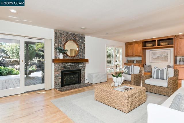 1555 Pebblebrook Ct, Walnut Creek CA: https://media.crmls.org/mediaz/8788f99a-19b6-4e6e-99fd-52016b17d69d.jpg