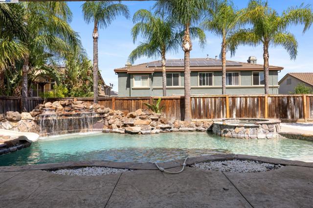 2132 Gold Poppy St, Brentwood CA: https://media.crmls.org/mediaz/87893a98-be4e-4cee-a728-15d562ee6e4d.jpg