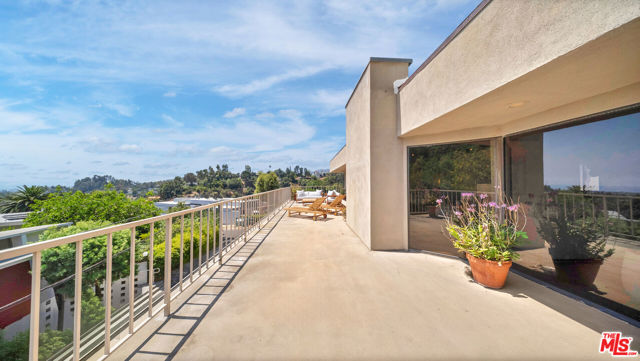 966 Bluegrass Lane, Los Angeles CA: https://media.crmls.org/mediaz/8789806c-158c-4638-832b-4be5ae70964b.jpg