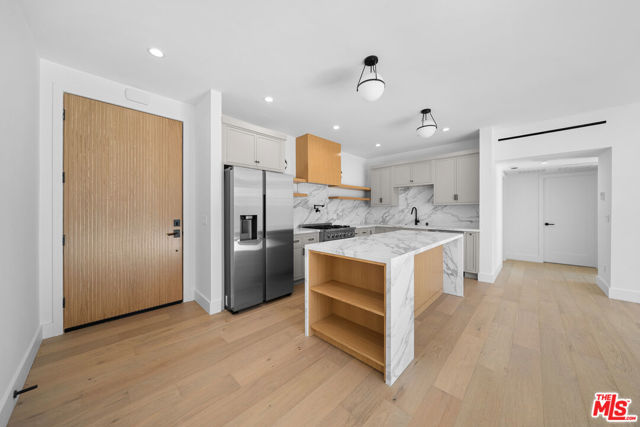 1688 N Sierra Bonita Avenue, Pasadena CA: https://media.crmls.org/mediaz/878a3768-b8bb-40cc-be1a-63a3919674b2.jpg