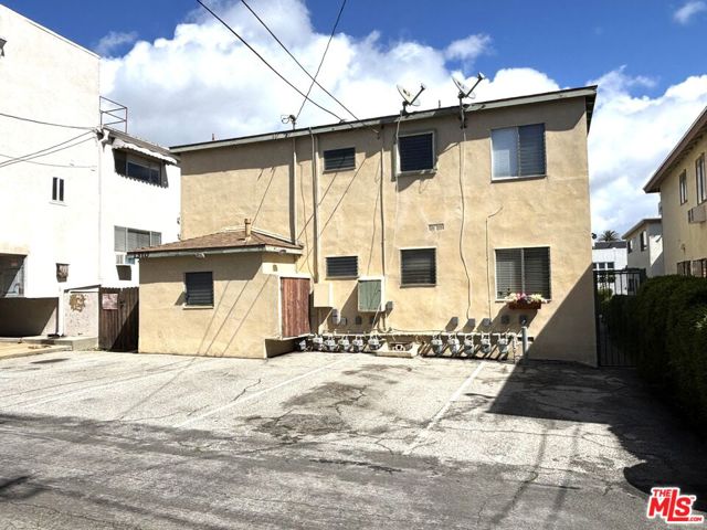 1310 10th Street, Santa Monica CA: https://media.crmls.org/mediaz/878a64b9-feb8-42f4-a0bf-e3e41c9386ef.jpg
