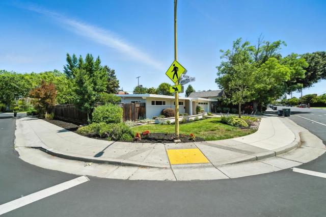 821 E Meadow Drive, Palo Alto CA: https://media.crmls.org/mediaz/878c2692-226d-4468-b0ee-1f935bb7e8c1.jpg