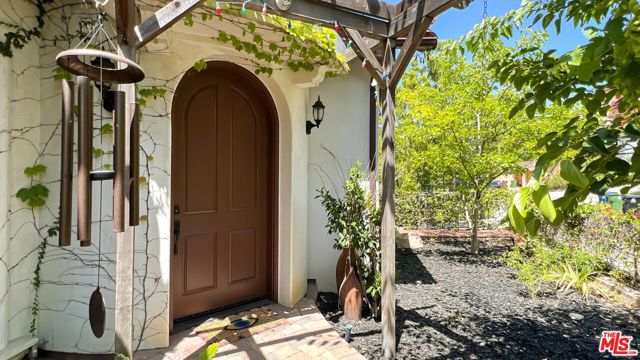 4244 Los Nietos Dr, Los Angeles, CA 90027