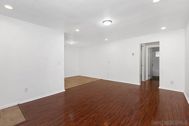 4750 Noyes St, San Diego CA: https://media.crmls.org/mediaz/878cbbb6-666d-419e-9222-a2f102561b09.jpg