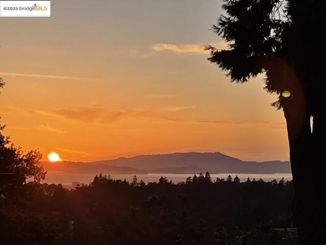 5855 Chelton Dr, Oakland CA: https://media.crmls.org/mediaz/878d3402-30d6-4e2e-8b26-7b812fbb2281.jpg