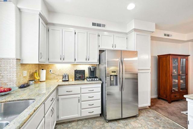 1586 Tucker St, Oakland CA: https://media.crmls.org/mediaz/878e10a7-deb7-47e6-a3b2-3ab2708313fd.jpg