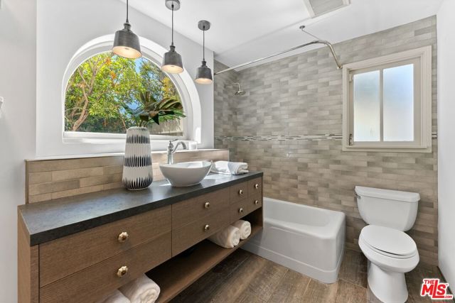 10320 Mississippi Avenue, Los Angeles CA: https://media.crmls.org/mediaz/878e28c9-d2ae-4d87-816a-1ef0ed50d8ce.jpg