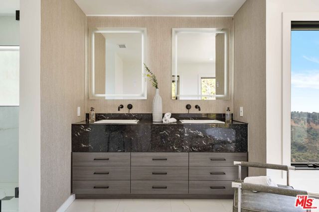 1648 Summitridge, Beverly Hills CA: https://media.crmls.org/mediaz/878eeb2f-22fc-4137-819e-f66bf60dfe93.jpg