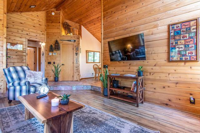 24561 Lakeview Drive, Idyllwild CA: https://media.crmls.org/mediaz/878f1369-ba79-4e97-8ae3-c3c46f933b28.jpg