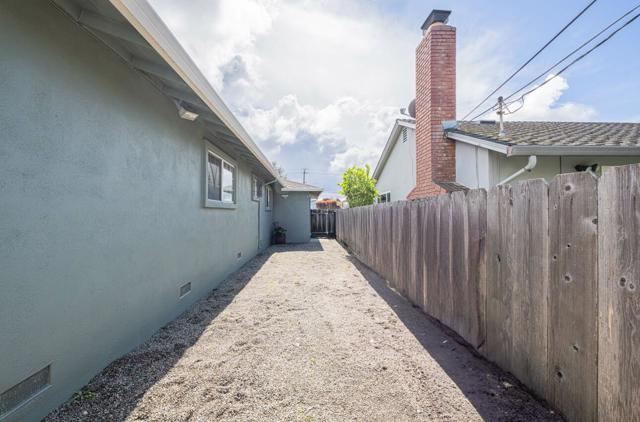 607 La Mesa Drive, Salinas CA: https://media.crmls.org/mediaz/8791e465-2fef-421d-b34a-4956f5e6e568.jpg
