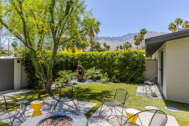 Detail Gallery Image 14 of 29 For 1576 E San Lorenzo Rd, Palm Springs,  CA 92264 - 4 Beds | 3/1 Baths