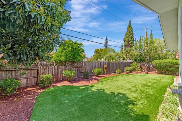 171 E Creek Drive, Menlo Park CA: https://media.crmls.org/mediaz/8793d8a9-f29c-4d04-a5d8-2752840a7e69.jpg
