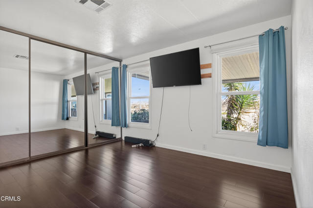 5540 W 5TH Street, Oxnard CA: https://media.crmls.org/mediaz/8795cb70-47ff-4dcb-a782-dfa68137fc77.jpg