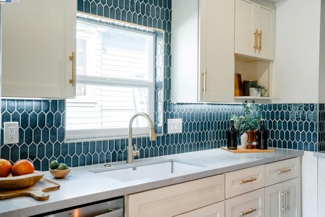 2232 Rosedale Ave, Oakland CA: https://media.crmls.org/mediaz/87961682-5ac4-43be-bd35-19d5d2eb9930.jpg