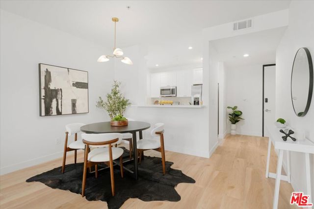 625 S Berendo Street, Los Angeles CA: https://media.crmls.org/mediaz/87969792-1984-45c1-b2cc-df00b347747c.jpg