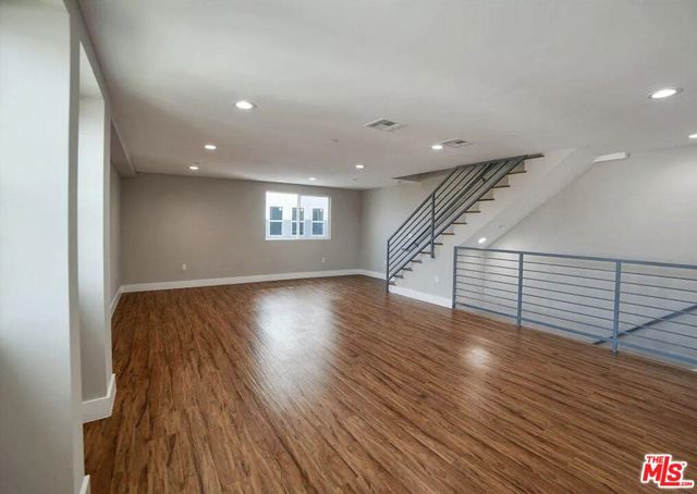 2303 Hauser Boulevard, Los Angeles CA: https://media.crmls.org/mediaz/8796cfba-40e5-4004-aae2-c4b628a538d4.jpg