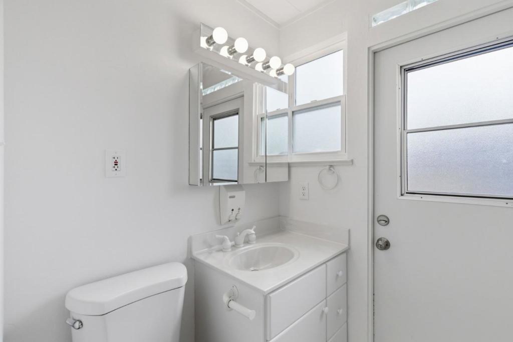 https://media.crmls.org/mediaz/8796f060-60c7-4f10-a20d-2271ba757ea1.jpg?preset=X-Large