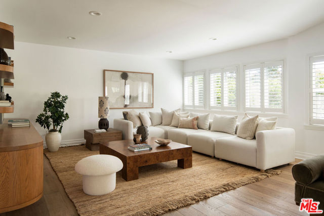 162 S Lucerne Boulevard, Los Angeles CA: https://media.crmls.org/mediaz/8797c693-c13a-4877-9213-9e06c582f2bb.jpg