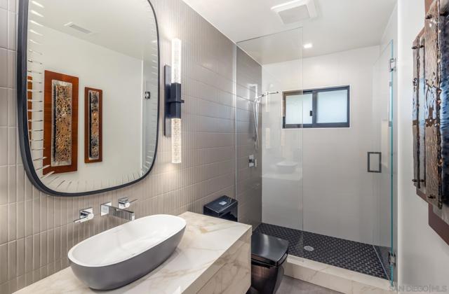 5560 Moonlight Lane, La Jolla CA: https://media.crmls.org/mediaz/87984b49-cae2-42da-9be8-ef2708471f45.jpg