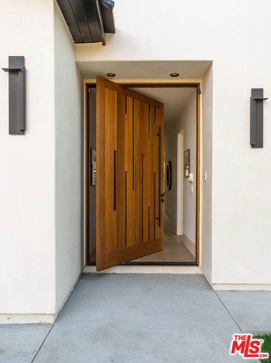 3076 Glenhurst Avenue, Los Angeles CA: https://media.crmls.org/mediaz/8798a02e-c3f7-40f7-a409-1fcec1568529.jpg